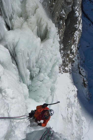 [20130208_125900_LaGraveGrandClot.jpg]
Vincent coming up to the 2nd pitch of Grand Clot, a pitch built entirely of onion-skin covered medusas.