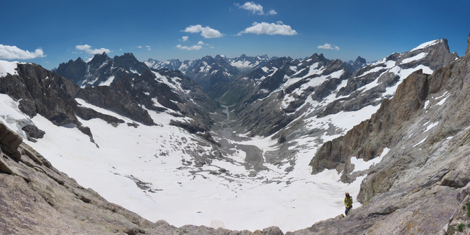 [20130727_134548_LaMeije_LesGrimpeursSeCachentPourOuvrirPano.jpg]
Panorama from the ledge. La Berarde is at the bottom of the valley.