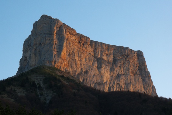 [20110411_071554_MtAiguille.jpg]
The south face of the Mt Aiguille as seen from the parking lot.