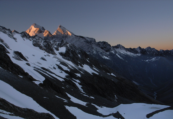 [20051227_0383_Sefton_.jpg]
The Footstool and Mt Sefton seen at first light from the Copland pass (enhanced image).