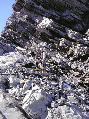 [DSC_0165.jpg]
Rotten rock at the start of the 2nd buttress. (Photo Jens Pohl)