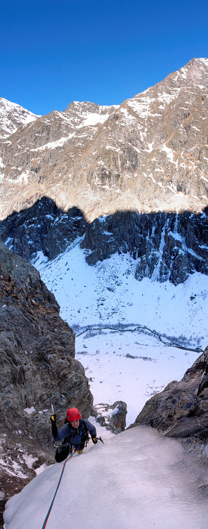 [20070204-LarmesDuChaosVPano_.jpg]
Jenny finishing up 'Les larmes du Chaos' in the Vallon du Diable. The other side of the valley is south facing and the ice there looked about as solid as your average meringue.