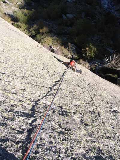 [20061009-144630_ImportanteEsagerare.jpg]
Straining on the crystals of 'L'importante e esagerare' (6c) at the Mroz spur.