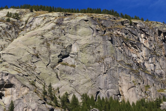 [20070907_133811_Orco.jpg]
Close-up on the Sergent from a distance. The diagonal crack starting from the lower right corner is the infamous Despair Crack offwidth, which finishes after 4 pitches above the grassy ledge.