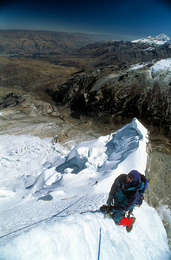 [CashanUp.jpg]
After the IV+ it goes easily up to a lower summit and there starts the difficulty: you have to traverse on a knife-sharp snow edge, softened by the sun, with vertical walls on both sides.