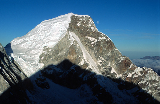 [HuascaranN_FD.jpg]
North face of Huascaran seen from Chopicalqui. The french direct is the obvious snow couloir.