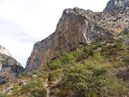 [20070914-100323_AiglunLaCerise.jpg]
Some distance inland from Nice, the cliff of Aiglun has some of the hardest long routes in the world, such as an 8 pitch route averaging 8a ! For our first contact with the cliff we try 'La cerise' which tops out at 6c.