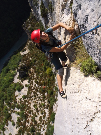 [20070915-123535_VerdonCaquous.jpg]
Here we are on 'Les Caquous', a route that is somewhat different from the usual tiny limestone pockets of the Verdon. Lots of insecure layback, with very sandbag ratings. The french rating system is supposedly based on the ratings from the Verdon, but apparently it has mellowed out as it got farther away !