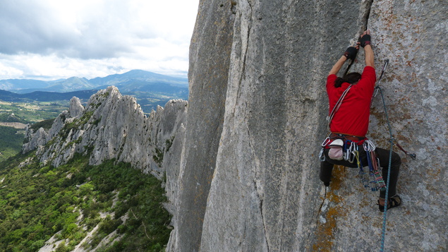 [20110424_132202_DentellesMontmirail.jpg]
Getting the old crack-climbing gloves for the yearly outing.