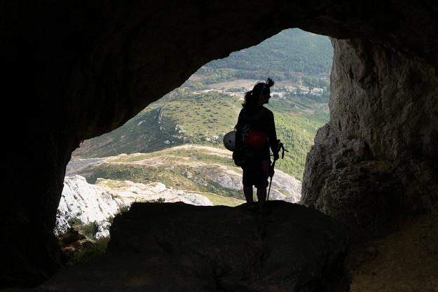 [20111014_170242_SainteVictoire.jpg]
The large hole on the descent route of the Ste Victoire: windy and slipery smooth rock.