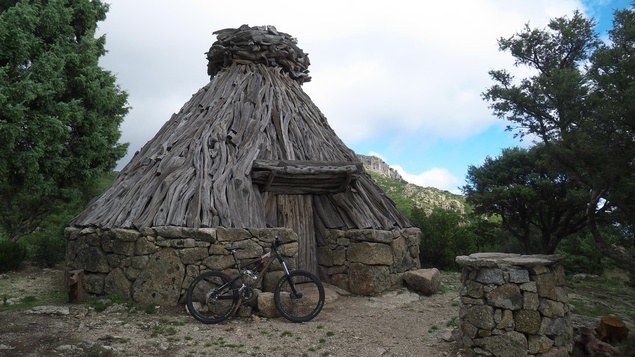 [20121029_113114_CalaLunaMTB.jpg]
A nuraghe house, reconstructed from 3000 year old models.