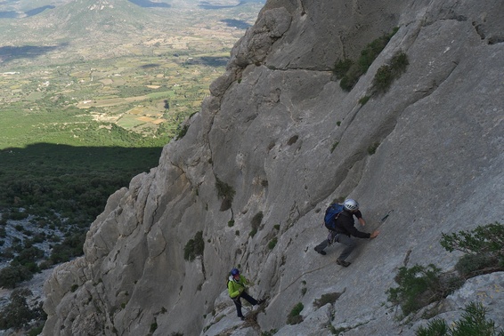 [20121101_095159_Cusidore.jpg]
Vincent and Cecile on the 2nd pitch of L'ombra della mia mano, Cusidore. Starts slabby and finished rainy.