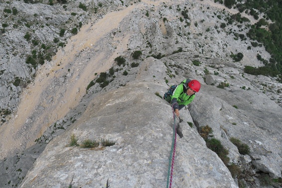 [20121102_123036_Cusidore.jpg]
Easier pitches near the end of the route. Easier but exposed: you are right on the pillar.