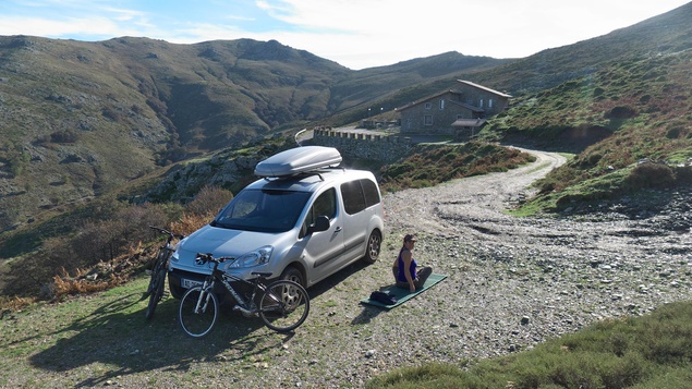 [20121109_095141_PuntaMarmoraMTB.jpg]
The s'Arena hut at the end of the road; closed for the season, open for yoga.