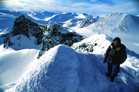 [Vuojnestjahkka.jpg]
Summit of Vuojneståhkkå (1952m) with view on the Svarta Spetsen walls.