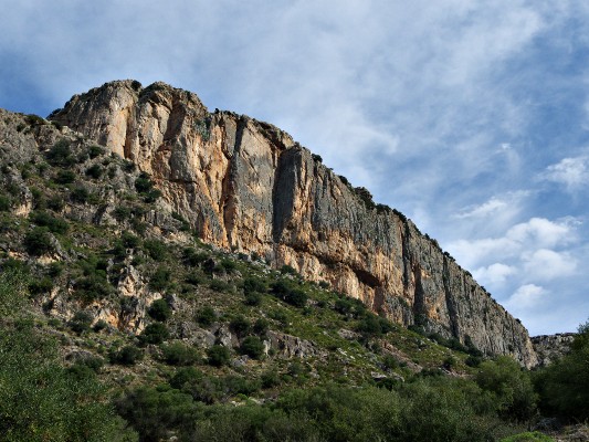 [20091005_102548_StelleStannoGuardare.jpg]
The left half of the cliff of Mt d'Oro which hosts the long routes. The route 'Le stelle stanno a guardare' is in the main dihedral.