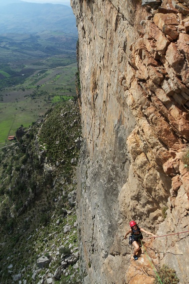 [20091005_140540_StelleStannoGuardare.jpg]
Last pitch, after several pitches of sustained dihedral climbing, sometimes full of grass.