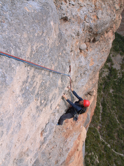 [20071029-134621_RiglosMoskitos.jpg]
Crux of the route, a non-trivial 6b move over a bulge on crimps.