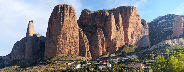 [20071029_100342_RiglosPano_.jpg]
View of the main cliffs of Riglos. the Fire (left, in the background), the Pison and the Visera (right).