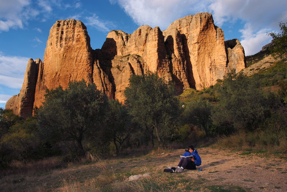 [20071029_175752_Riglos_.jpg]
Wild camping seems to be tolerated throughout most of Spain. Indeed there's a place with water, tables and campfire right below the village.