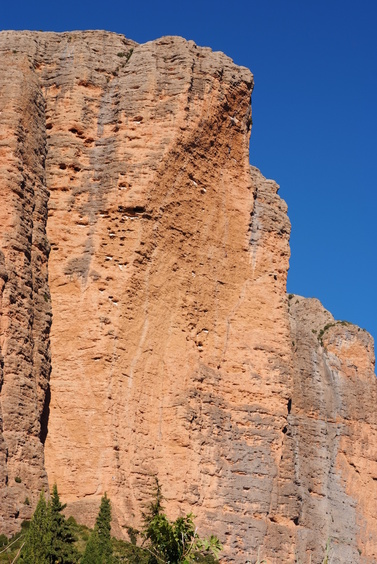 [20071031_162432_Riglos.jpg]
The clearly overhanging headwall fo the Visera.