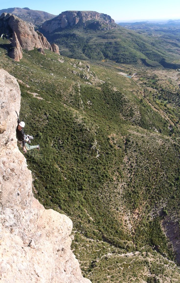 [20071101-150141_RiglosZuluVPano_.jpg]
Some climbers have no shame: a no foot-stand after 10 pitches of 6c~7a. Riglos was actually full of frenchmen. 4 out of 5 cars were from there. But as we got out of the bar later on, a spanish voice called me incredulously: it was Javi, a spanish guy I climbed with in Peru 11 years before !