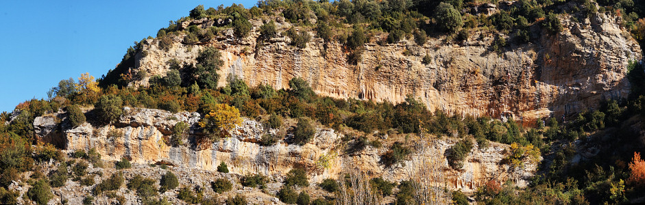 [20071102_152650_RodellarCaminoPano_.jpg]
One of the most popular areas of Riglos: El Camino. Can be very crowded dues to its quick access and the relative number of easy routes.