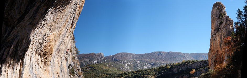 [20071103_131139_CavePano_.jpg]
Panorama from inside a cave with a french name I forgot.