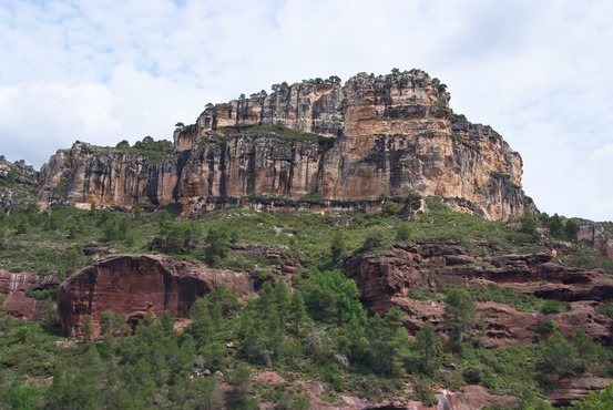 [20130501_124551_Siurana.jpg]
Two layers of rocks at Siurana. The climbing is mostly done on on the top gray and yellow rock.