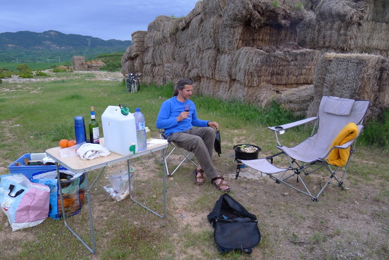 [20130508_193948_Terradets.jpg]
Camping in some sparsely populated areas of central Spain. I was astounded by how deserted the highways were. In some parts you would drive for 15 minutes without seeing a car. On a highway ! I don't know if SPain has always been so quiet out of the main tourist seasons or if the economic crisis is really as bad as the media make it out to be.