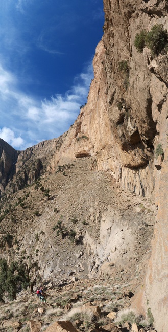 [20120506_093651_HabenOderSeinVPano_.jpg]
Under the dry waterfall at the start of 'Haben Oder Sein' (Having or being). The huge roof on the left of the waterfall has two grade 8 routes.