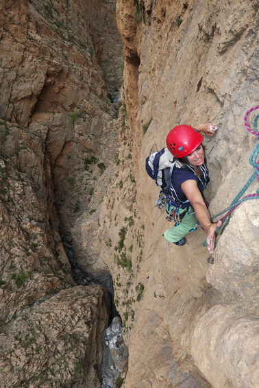 [20120508_114124_CanyonApache.jpg]
Sustained climbing higher up 'Canyon Apache'.