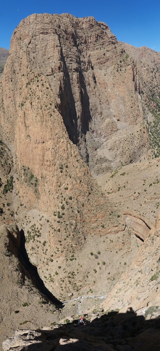 [20120513_115058_OujdadBarakaVPano_.jpg]
Upper pitch of Baraka, facing the impressive east ridge of Tagoujimt.