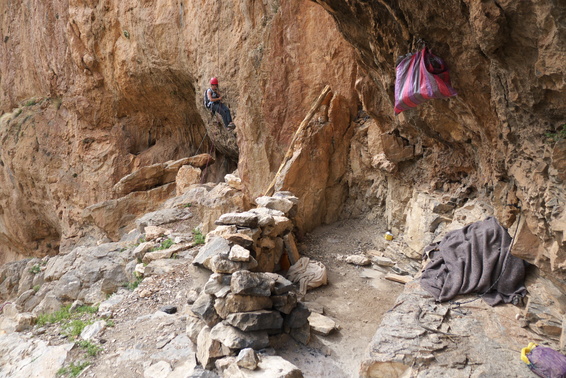 [20120513_162716_OujdadBaraka.jpg]
A single rappel bring us to the pass behind Oujdad, at the rest spot of a berber goat herder. After that a loose diagonal descent take us to the usual white dike in the canyon of Taoujdad.