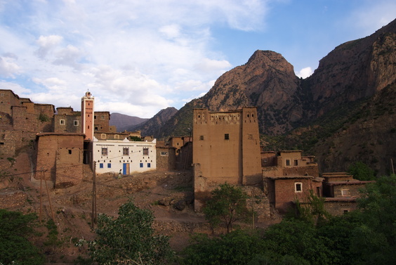 [20120516_202928_Zaouia.jpg]
The mosque and old wheat storage silos in Zaouiat, currently being restored by a team from the university of Montana.