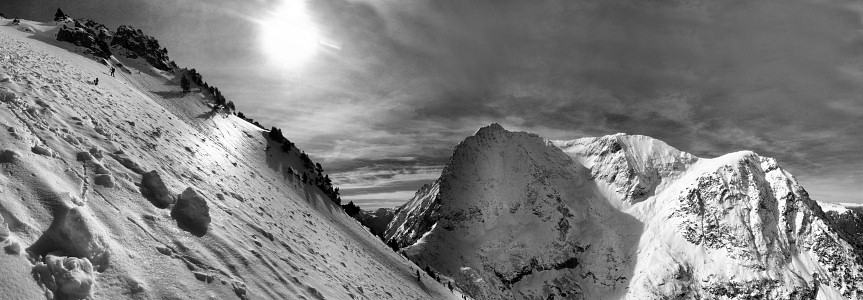 [20070304-WalkUpPano_.jpg]
Snow is highly reflective so the contrast is more than what most cameras can handle. A image of skiing on the Taillefer, heavily corrected. The transition on the mountain ridge is nowhere near 'good enough'.