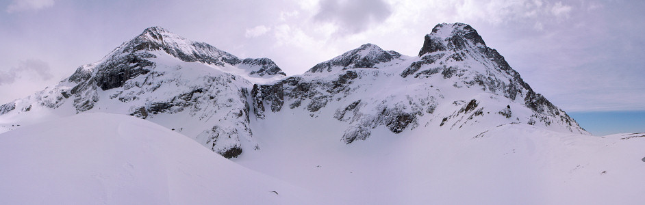 [20070325-TailleferWidePano_.jpg]
The Taillefer pyramid (left), the Taillefer (center) and the Culasson. The north couloir (aka known as the Poursolet couloir) starts from below the right summit, goes underneath to the left and then to the pass until the summit. An alternative way down is from the left pass into the very narrow couloir visible on the lower left.