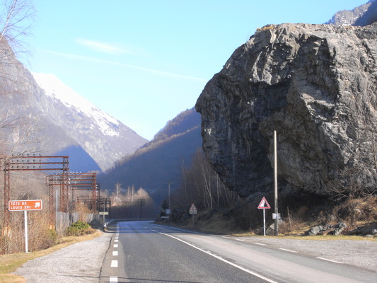 [20080126_131130_Riouperroux_TeteLouisXVI.jpg]
Interesting geological curiosity: the 'head of Louis XVI' rock along the road in the village of Riouperroux.