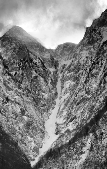 [20080203_125916_InfernetCouloirVPano_.jpg]
The Infernet couloir, one of the most sought after extreme skiing in the area: 2000m above 45°, unfortunately in poor conditions the day I tried it: very hard packed snow and I stopped below the steepest section, 3/4 of the way up.