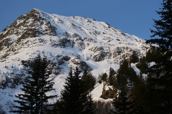 [20100317_071055_Rocheres.jpg]
Early sunlight on the Rochere pyramid, this is the face I'm going to ski today, conditions permitting.