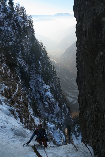 [20120222_155725_CascadeChampignonsAgoPano.jpg]
End of the vertical section. Why is it getting dark ?!?