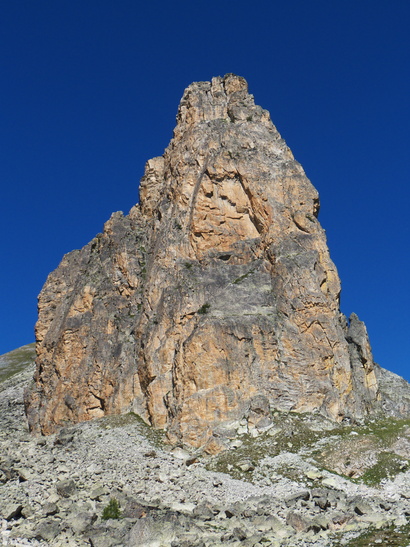 [20110715_104319_PierreAndre_MarmottesGivrees.jpg]
South face of the Pierre Andre summit, named after the first ascender, a sheep herder from the tiny village below. A visit of the tiny cemetery will inform you that most everybody were named 'André' and that a good proportion of the males of that time were named Pierre...