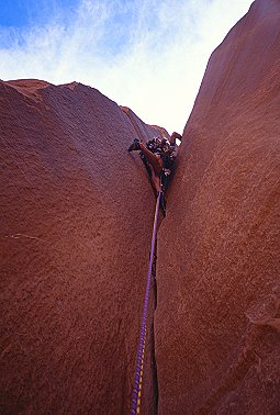 [3GossipsSmooth.jpg]
Damn smooth overhanging sandy dihedral on the 3 Gossips.