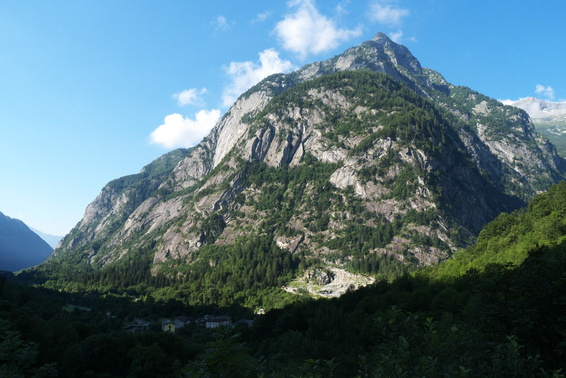 [20110728_092118_ValDiMelo.jpg]
The village of San Martino dominated by the multitude of granite cliffs: val Masino on the left, val di Mello on the right. And others.