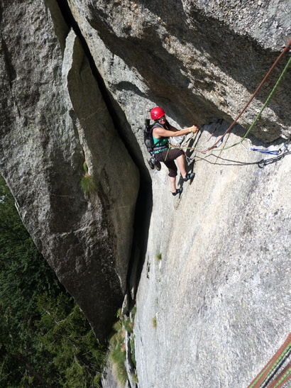 [20110730_110821_LunaNascente.jpg]
Luna Nascente, classic among the classics of the valley, and well deserving the title. Almost entirely trad too. The only drawback is standing in line at the base... This is the 2nd pitch, with a roof reminiscent of another famous granite route...