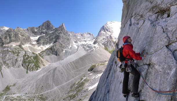 [20070715-AiguilleVanoisePano_.jpg]
While climbing on the Vanoise needle, the higher peaks in the back of the valley become increasingly visible. On the right 'La Grande Casse' is getting into view.