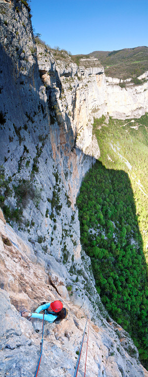 [20070422-GuenillesVPano_.jpg]
Vertical panorama of 'Le temps des Guenilles' done in HDR.