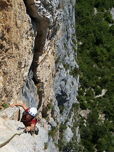 [20100806_114031_Presles.jpg]
As it goes she'd climb with me one of the classic routes of Presles while friends would bailed after two pitches with the lame excuse: 'it's too hard'.