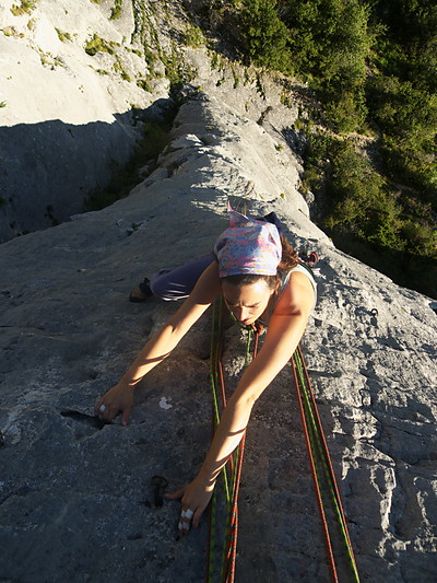 [20100908_185641_LansPillar.jpg]
The cliff of Lans-en-Vercors is known for its sport climbing, but the there's one very nice 4-pitch route of a moderate level, easily climbable in two long pitches.