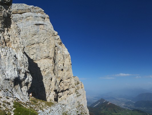 [20101009_141758_DeuxSoeursPano_.jpg]
The main ledge.